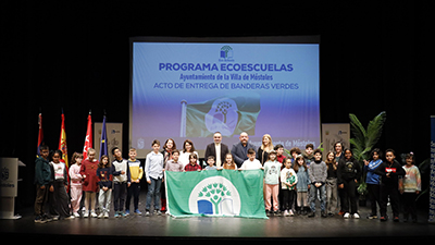 destacada El Alcalde de Móstoles hace entrega de las Banderas Verdes de Ecoescuelas a 6 colegios de la ciudad (1) copia