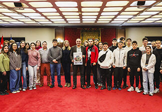 Alumnos del IES Rayuela y de un centro educativo griego visitan el Ayuntamiento de Móstoles como parte de un proyecto de inmersión cultural